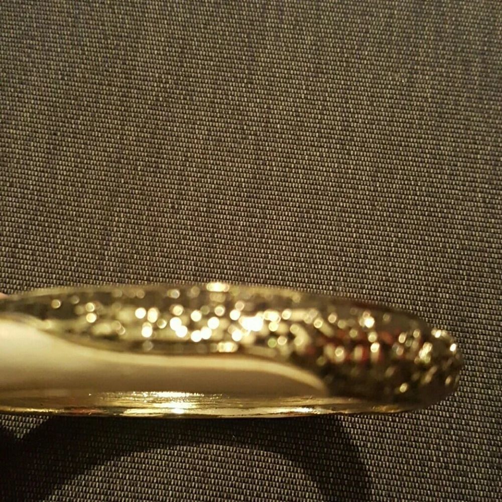Gold and white pleather bracelet - Picture 3 of 3